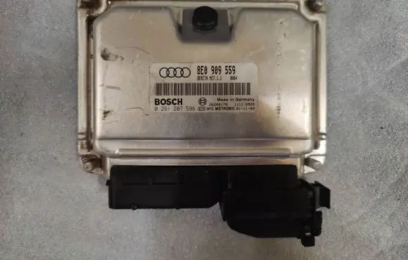 Audi A6 S6 C6 4F Engine control unit/module 8E0909559 26SA8170 0261207596