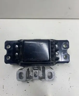 Volkswagen PASSAT B7 Engine mount bracket 3C0199555