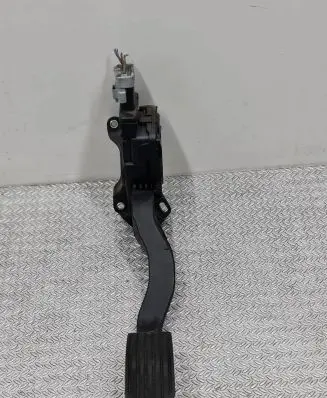 Accelerator throttle pedal