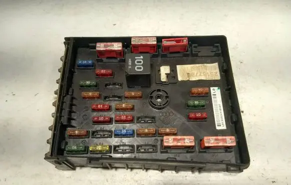 Volkswagen PASSAT B6 Fuse box set 3C0937125 2516778