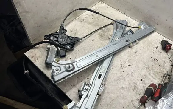 Mercedes-Benz Vito Viano W639 Front door window regulator with motor A6397200546