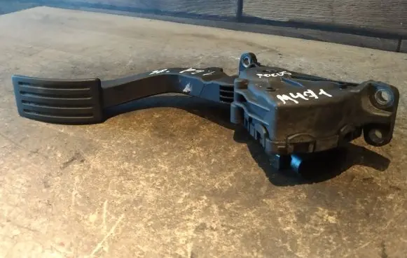 Ford Focus Accelerator throttle pedal 4M519F836AH