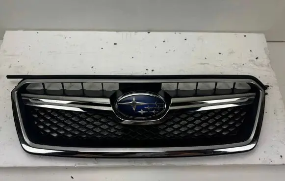Subaru Crosstrek II Front bumper upper radiator grill 91121FJ110