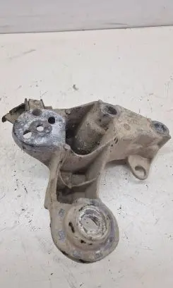 Volkswagen PASSAT B5.5 Engine mounting bracket 8E0199352