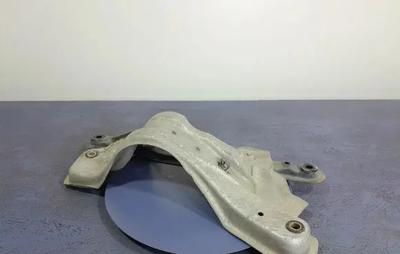 Engine mount vacuum valve