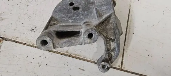 Volvo V40 Engine mounting bracket 31359638