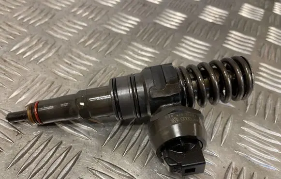 Volkswagen Golf Plus Fuel injector 038130073BQ 0414720312
