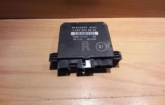 Mercedes-Benz C W203 Door central lock control unit/module 2038206626 351391