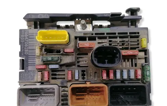 Peugeot 308 Fuse module 9664706280