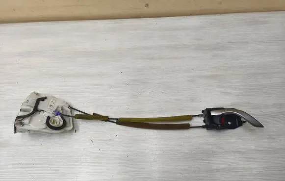 Mazda 3 III Front door lock T8314