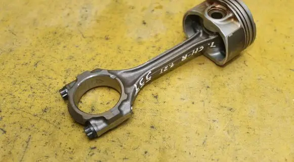 Toyota C-HR I Piston with connecting rod