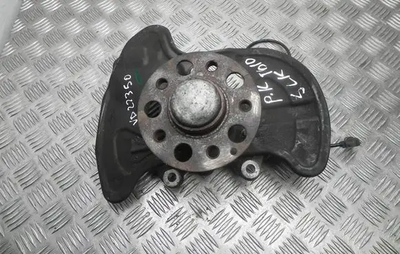 Mercedes-Benz E A207 Front wheel hub A2044202544