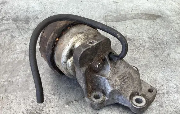 Volvo XC90 Engine mount bracket 30880751 8634123