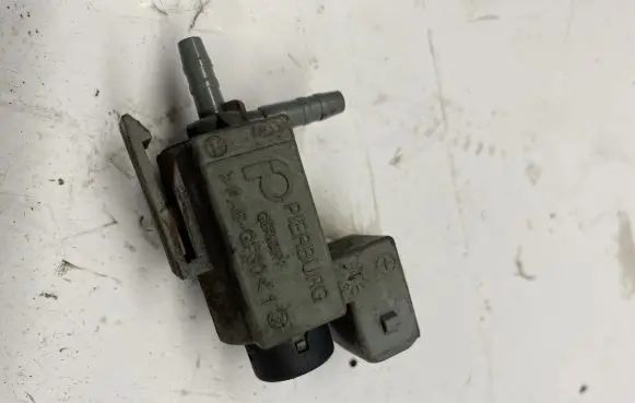 BMW 3 E90 E91 Engine mount vacuum valve 7537612