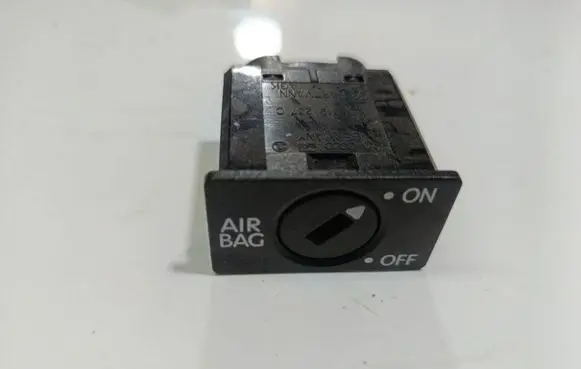 Passenger airbag on/off switch