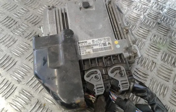Citroen C-Crosser Engine control unit/module 0281013666
