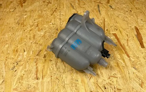 Audi A4 S4 B9 8W Coolant expansion tank/reservoir 8W0121405G
