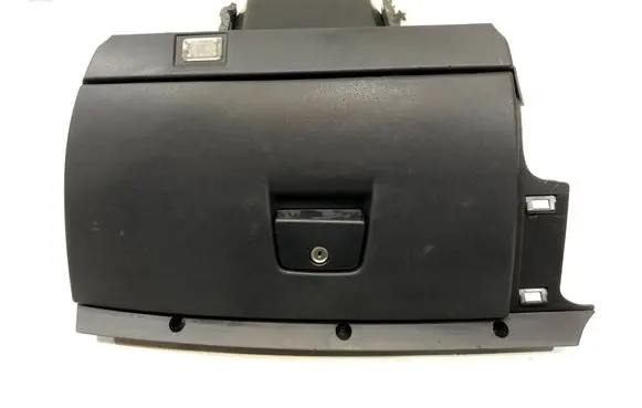 Volvo V50 Glove box