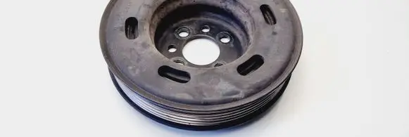 Volkswagen PASSAT B6 Crankshaft pulley 06A105243E