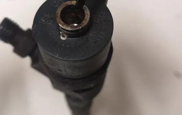 Opel Insignia A Fuel injector 0445110327