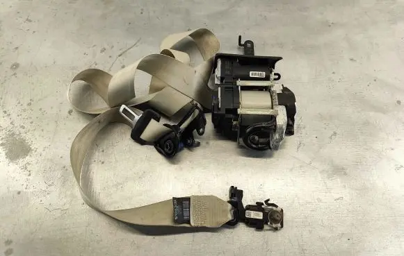 Volvo XC60 Front seatbelt 32239366 39842305