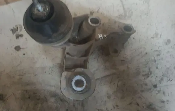 Volkswagen PASSAT B5 Engine mounting bracket 4B0199352