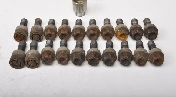 Porsche Cayman 982 Nuts/bolts 