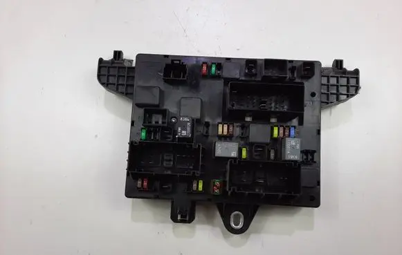Opel Astra J Fuse module 13302301