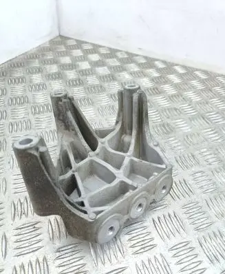 Opel Mokka X Engine mounting bracket 95073703