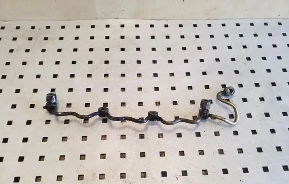 Toyota Avensis T220 Fuel injector supply line/pipe 