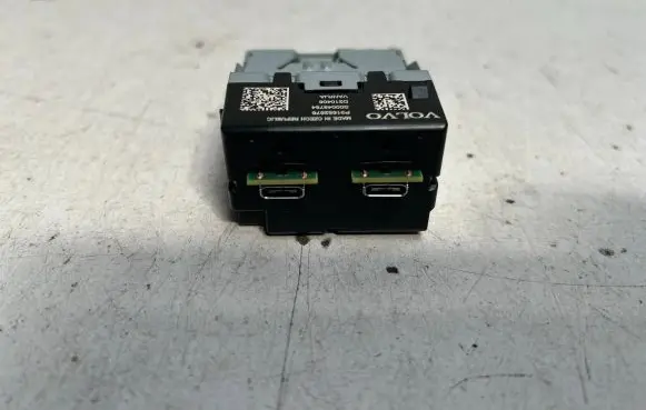 Volvo XC60 USB socket connector 31682676 41049760 A2C14825401
