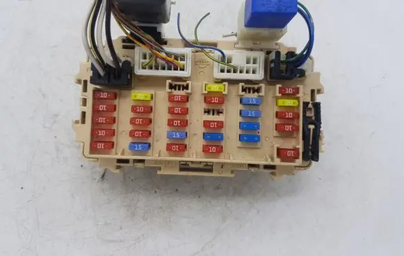 Nissan X-Trail T30 Fuse module 2523079981 20411051440