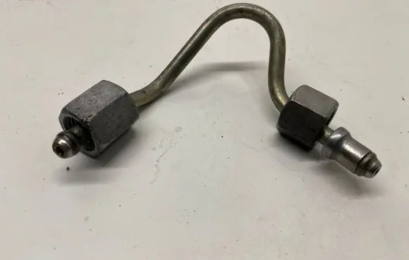 Toyota RAV 4 (XA40) Fuel injector supply line/pipe