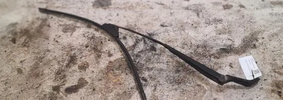 Front wiper blade arm