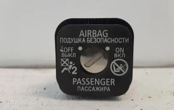 Mitsubishi Eclipse Cross Passenger airbag on/off switch 2020s10