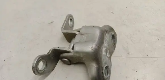 Toyota Avensis T250 Rear door upper hinge