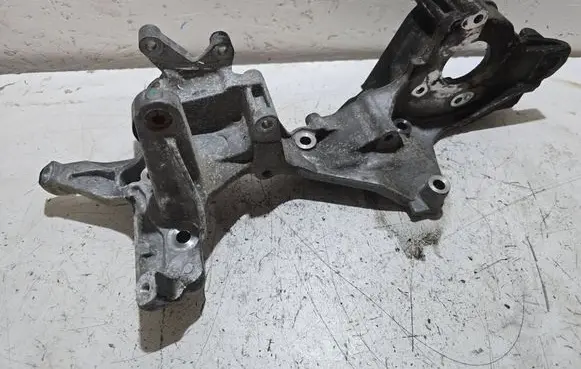 Engine mounting bracket