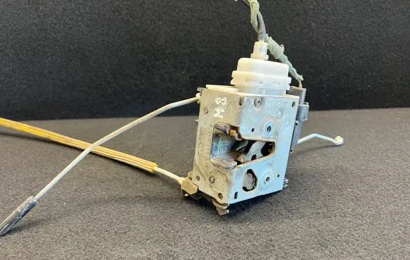 Audi A3 S3 8L Front door lock 8L1837016A