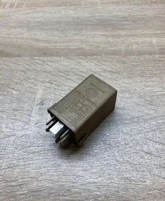 BMW 3 E46 Window wiper relay 8384505