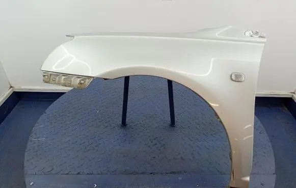 Toyota Avensis Verso Fender 
