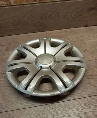 Skoda Fabia Mk2 (5J) R15 wheel hub/cap/trim 5J0601147F