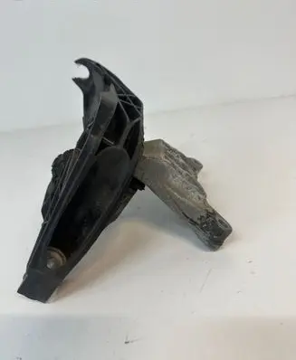 Engine mount bracket