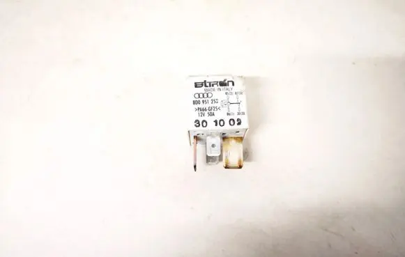 Volkswagen PASSAT B5.5 Other relay 8d0951253