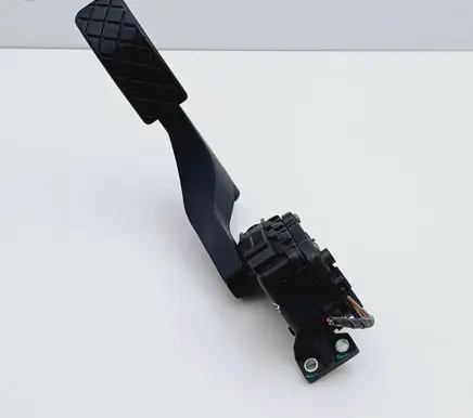 Accelerator throttle pedal