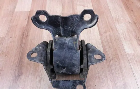 Mitsubishi ASX Engine mount bracket MN101574