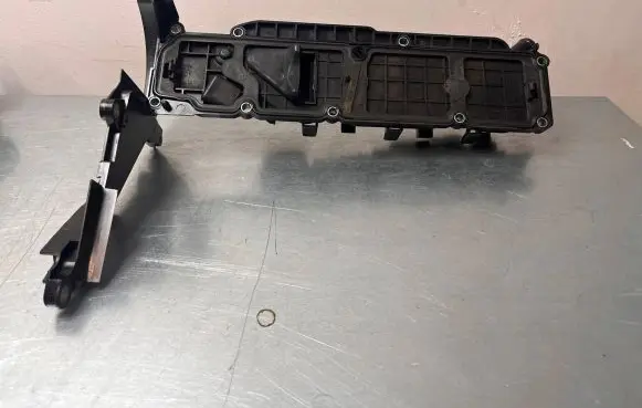 Peugeot 207 Rocker cam cover M06042A153