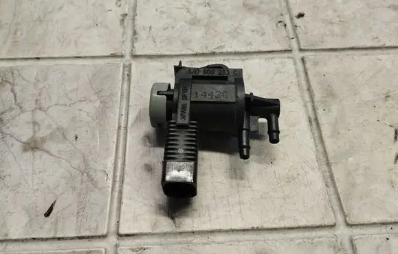 Volkswagen Golf IV Turbo solenoid valve 1J0906283C