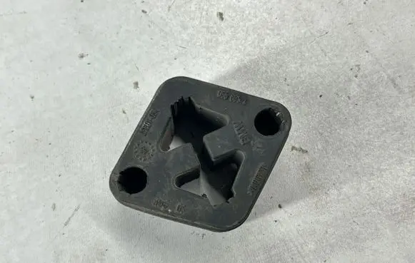 BMW 5 F10 F11 Muffler mount bracket/holder 7589950