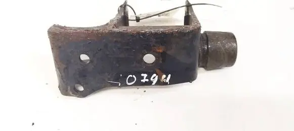Engine mounting bracket
