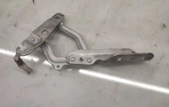 Ford Fiesta Tailgate/trunk/boot hinge 8A6116800AD